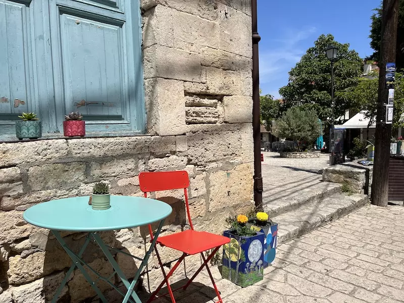 Straßenflair aus Griechenland mit blauem Himmel