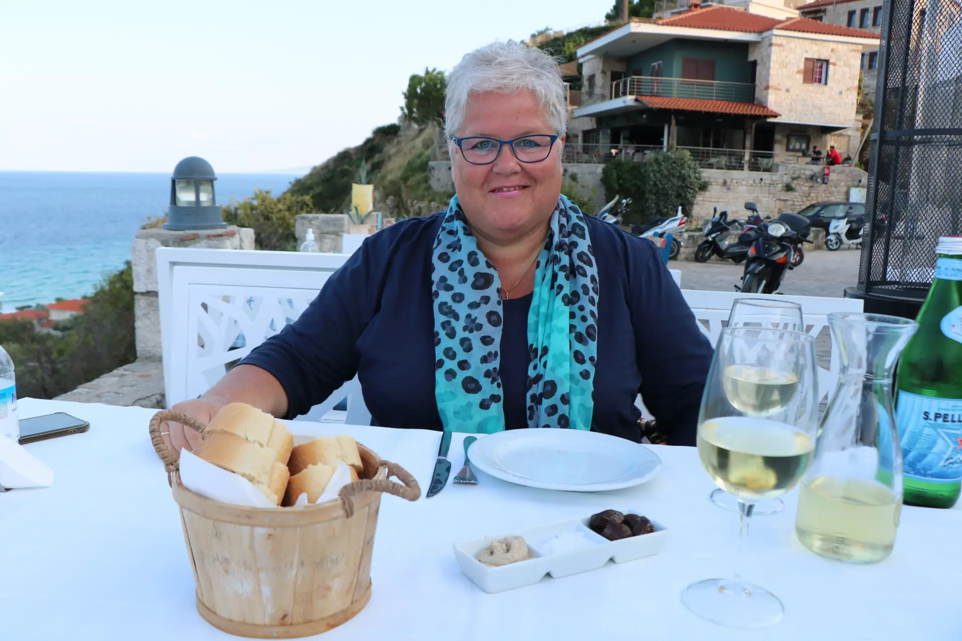 Jutta in Afytos beim Abendessen